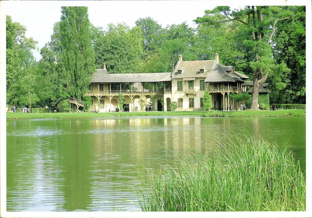 Hameau do Petit Trianon — A Casa da Rainha, construída por Richard Mique em 1783 — Foto J.J. Derenne, edição R.M.N. n° 00-5657 - Frente