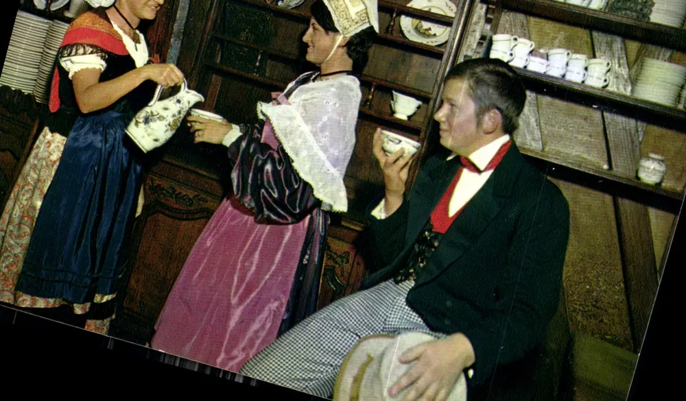 Bürgerliches Paar und Dienstmagd in regionaler Tracht — im Rahmen der ältesten Gaststätte Frankreichs, dem Hotel de la Couronne in Rouen — Verlag S.A.D. IRIS MEXICHROME, Nr. 76.000.100 - Vorderseite