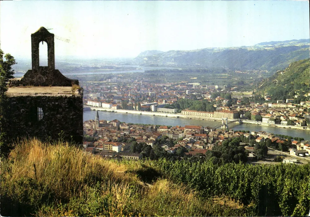 Tournon-sur-Rhône — vista panorâmica desde o Ermitage — editor Cellard - Frente