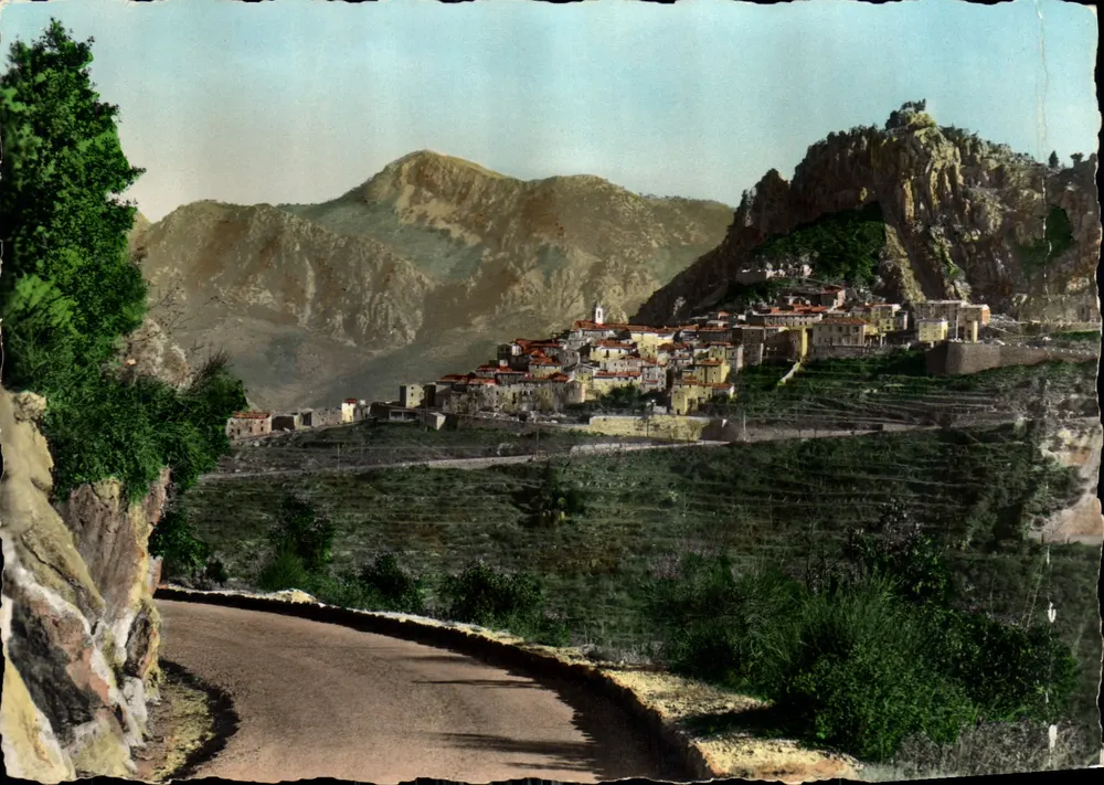 Sainte-Agnès (Alpes-Maritimes) — vilarejo mais alto da Europa — vista tirada da estrada do Col de la Madeleine - Frente