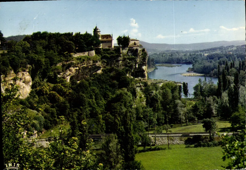 Schloss Belcastel — Auf einem 54 Meter hohen Felsen am Zusammenfluss von Ouysses und Dordogne — Menichrome Editions, Nr. 46/136 - Vorderseite