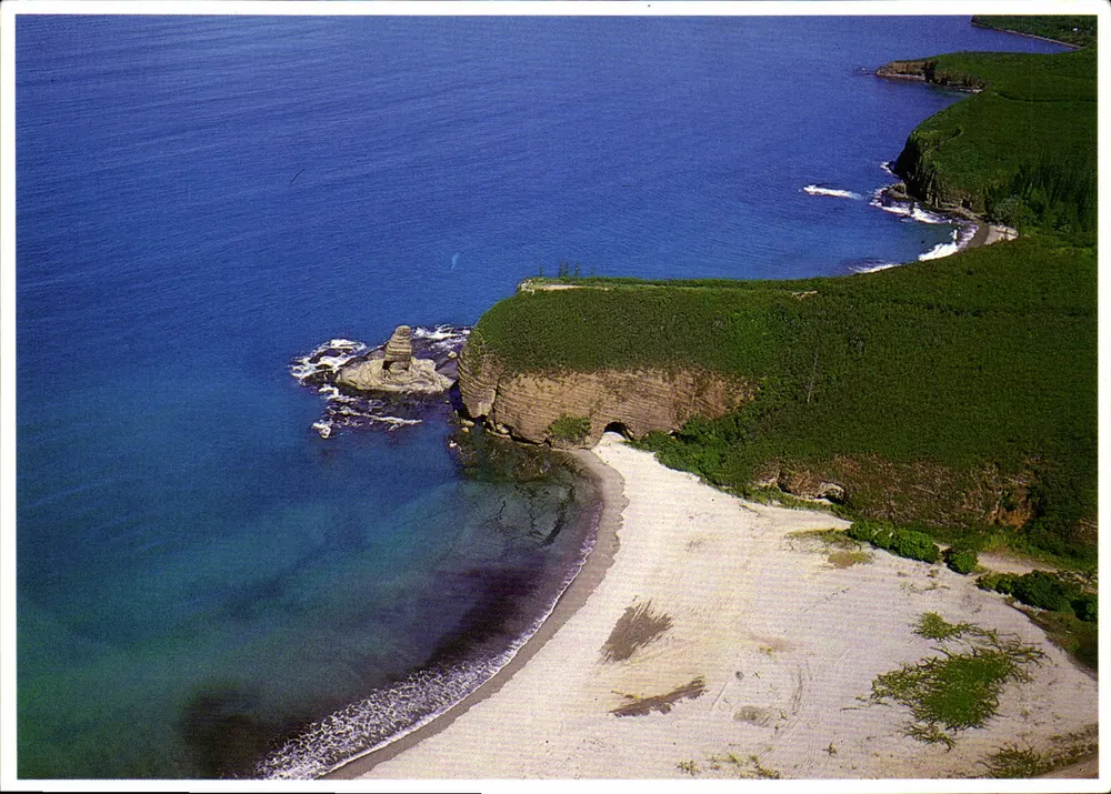 A praia da rocha perfurada em Bourail — Éditions Solaris Nouméa, n° 562 - Frente