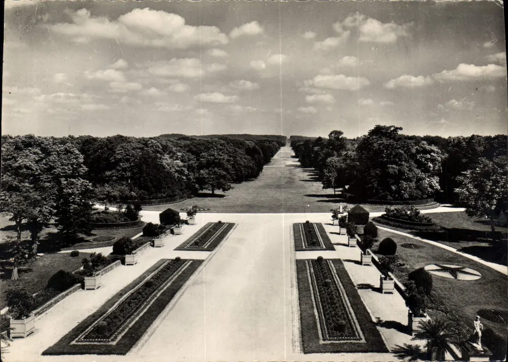 Compiègne — A Avenida dos Belos Palavras — Foto HUTTEN COMPIÈGNE - Frente
