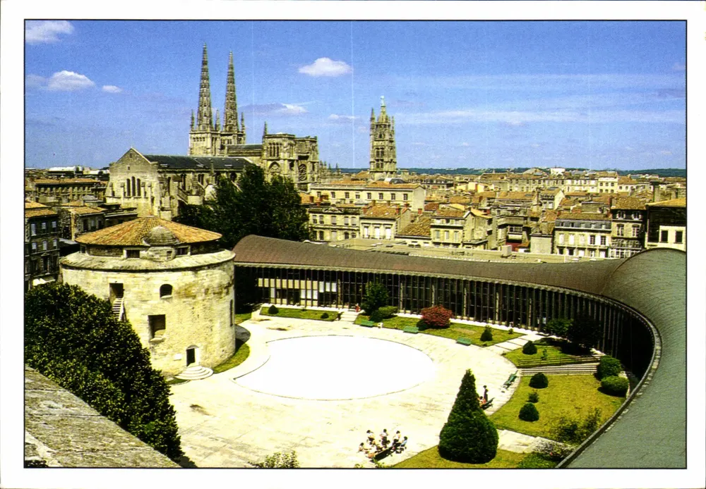 Bordeaux — Die Rechtsakademie im alten Fort du Ha — Foto: A. Kumurdjian - Vorderseite