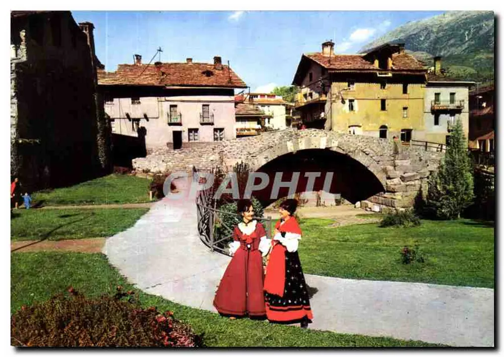 Duas mulheres em trajes tradicionais — Ponte romano em Quarto (Aosta) — Édit. Éric Caparso - Frente