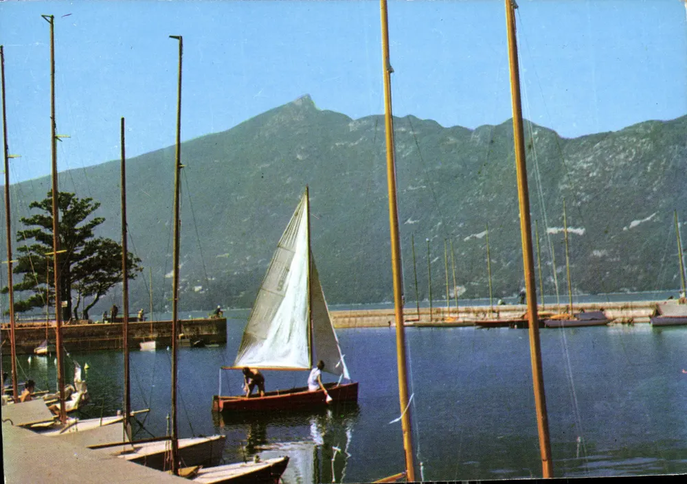 Porto de barcos em Aix-les-Bains — montanhas no fundo — editor Voillier, n°73 - Frente