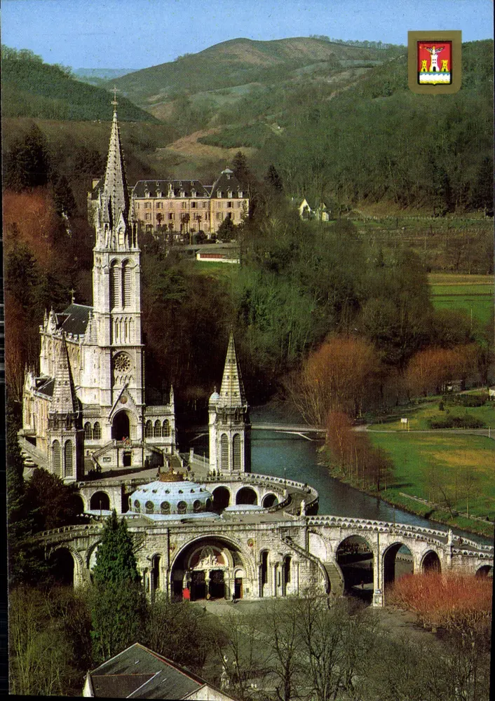 Basílica Nossa Senhora de Lourdes — vista do Castelo Forte — editor A. Doucet e Fils, n°43 - Frente