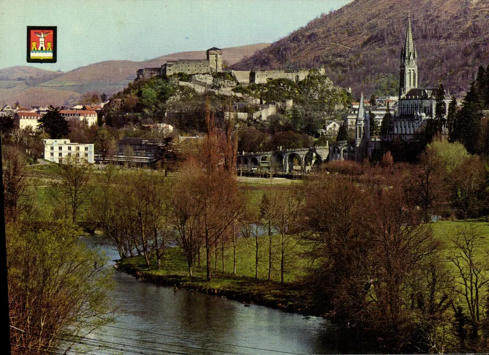 Lourdes — A Basílica e o Castelo Forte — editor Dino A. Doucet, n° 49 - Frente