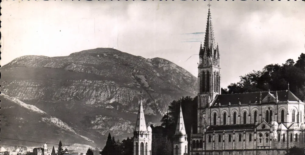 Lourdes (Hautes Pyrénées) — A Basílica — Editor: Grottes d'Art et de Pèlerinage - Frente