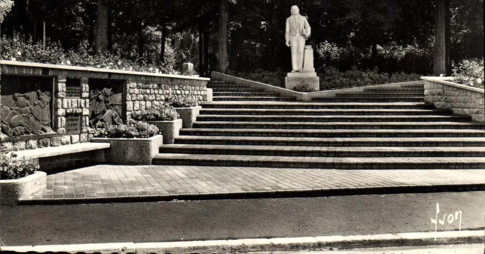 Cambrai (Nord) — Estátua de A. de Vigny — Éditions d'Art Martel, Paris - Frente