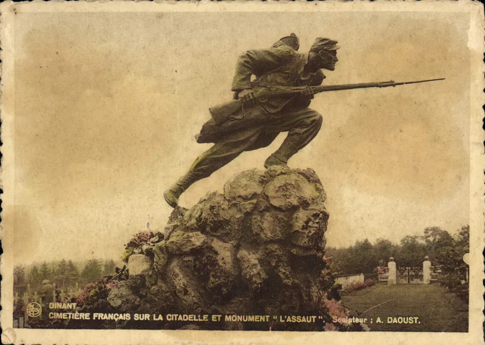 Dinant — Französischer Friedhof auf der Citadel und Monument "L'Assaut" — Bildhauer: A. Daoust - Vorderseite