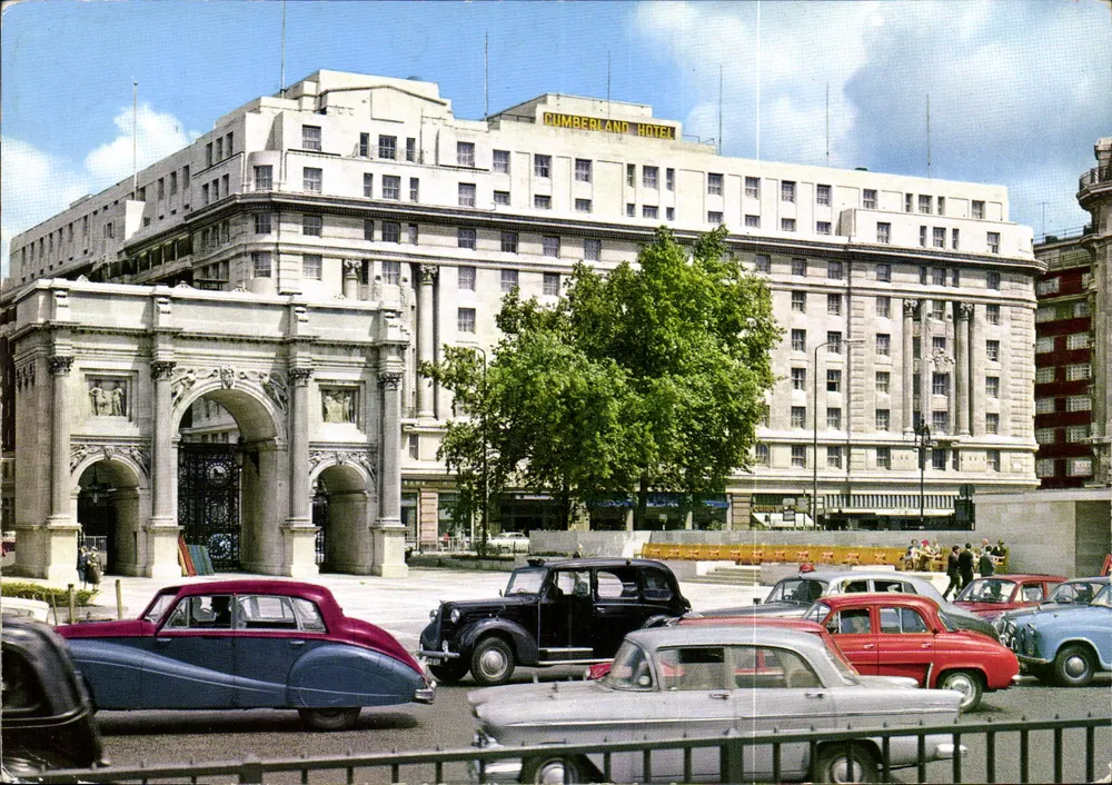 Arco de Mármore e o Hotel Cumberland — Londres — editor John Hinde Limited - Frente