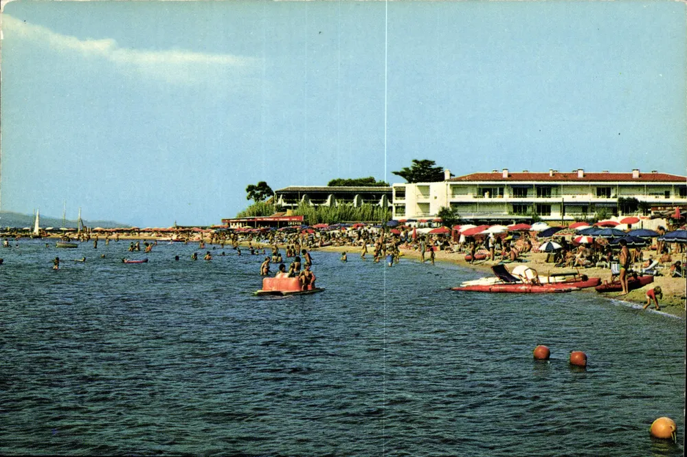 Saint-Tropez — Animierter Strand mit Pedalboot — Éditions Azur Riviera - Vorderseite