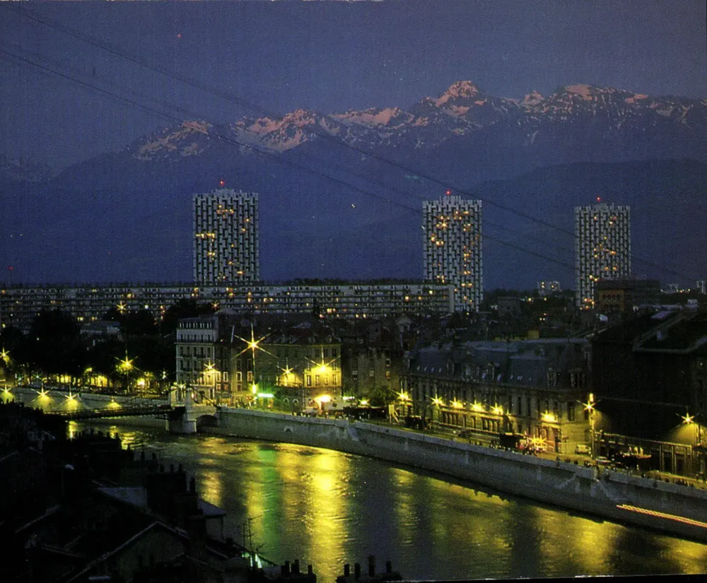 Grenoble — nächtliche Aussicht mit den Alpen im Hintergrund — Ausgabe - Vorderseite