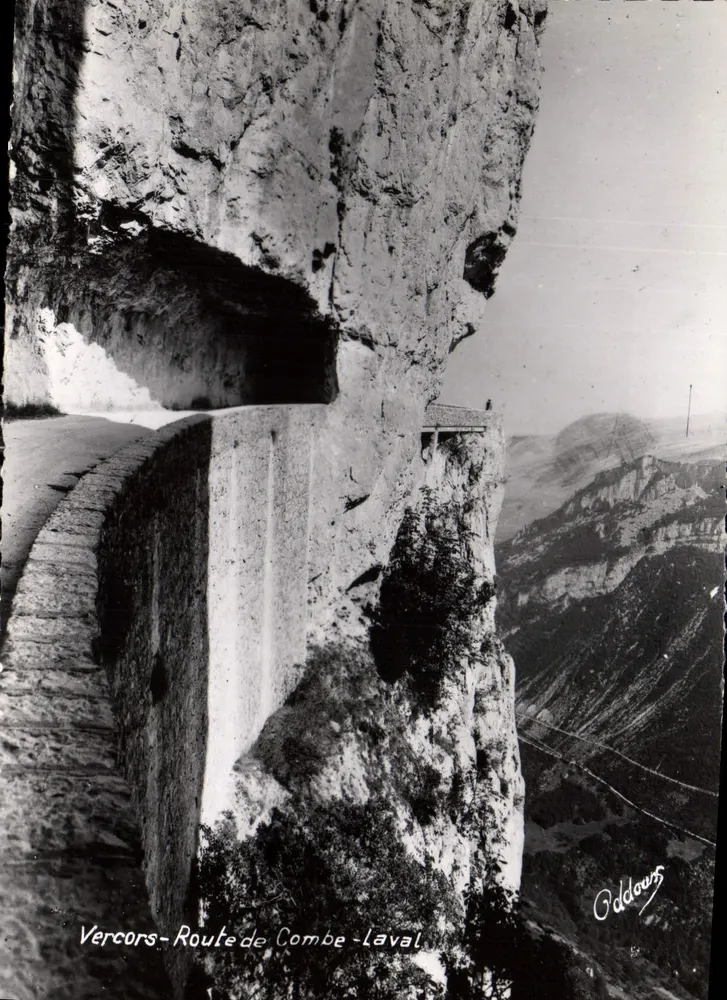 Vercors - Estrada de Combe - Laval — vista do túnel e do muro de contenção — Foto Oddoux - Frente