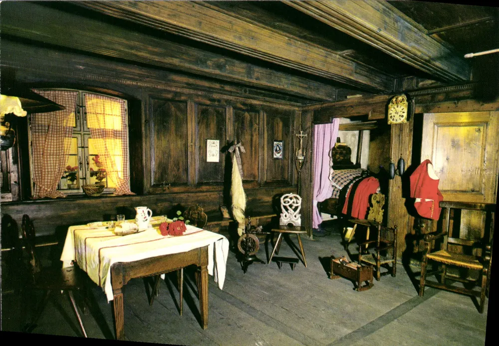 Gemeinschaftszimmer eines Bauernhauses — genannt 'Gross Stub' — Musée Alsacien de Strasbourg - Vorderseite