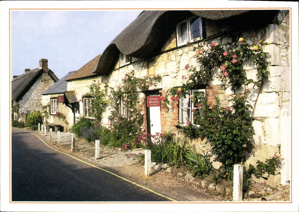 Brihghstone — dakhuisje op de Isle of Wight — J Arthur Dixon Postcards - Voorkant