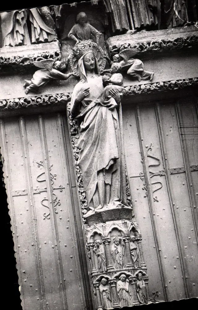 Amiens (Somme) - Die Kathedrale — Trumeau der Tür der Goldenen Jungfrau — 13. und 14. Jahrhundert — Cliché R. LELONG - Vorderseite