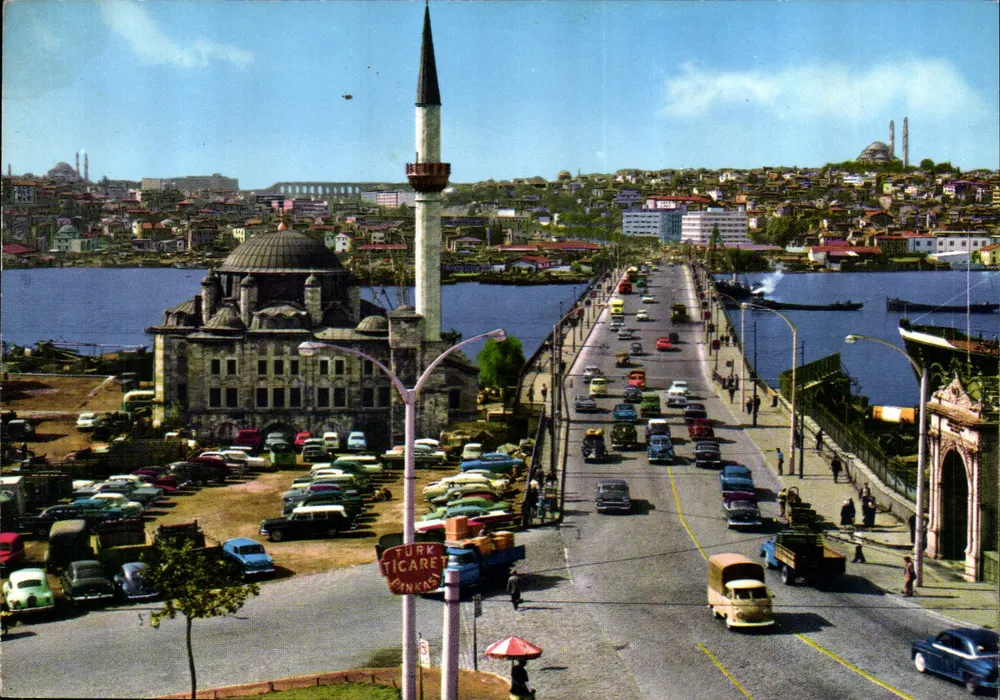 Mesquita de Sokollu e ponte de Atatürk — Istambul — Editor: LÜZZEL SANAYİLER EDİTÖRÇÜLÜK LTD. ŞTİ. MATSAADI - Frente