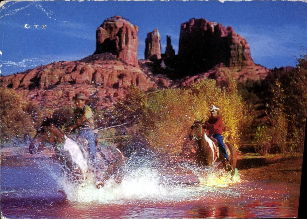 Dois cow-boys a cavalo em um rio — paisagem de rochedos vermelhos — Magic Post Card - Frente