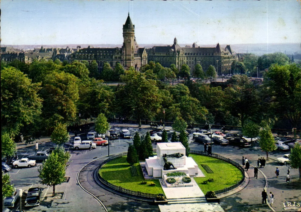 Luxemburg — Place de la Constitution mit dem Monument du Souvenir (1923) — IRIS - Vorderseite