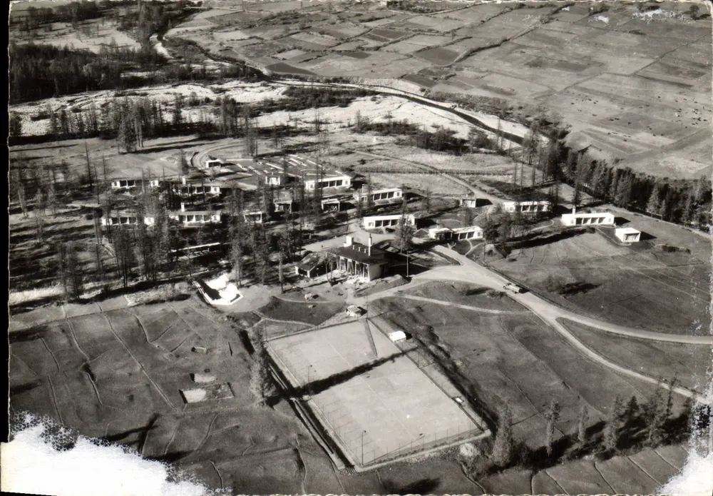 Club Méditerranée Monetier-les-Bains — luftaufgenommene Ansicht der Einrichtungen — AUF DER KARTE DRUCKEN - Vorderseite