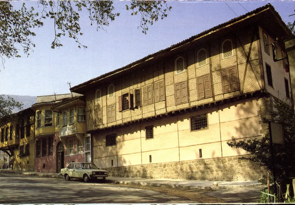Exterior do Osmanlı Evi — Bursa — editor HİTTİ COLOR - Frente