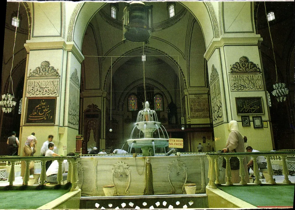 Interior de la Gran Mezquita — Bursa, Turquía — editor TUR-YAY, n.º 16-25 - Anverso