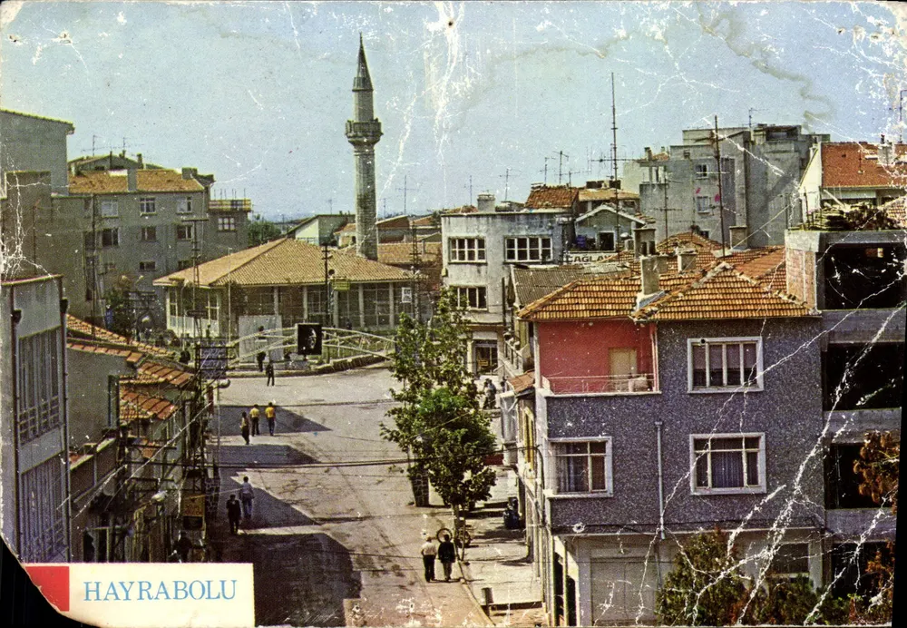 Hayrabolu — vista geral da rua Alpıllu e da mesquita — editor AND - Frente