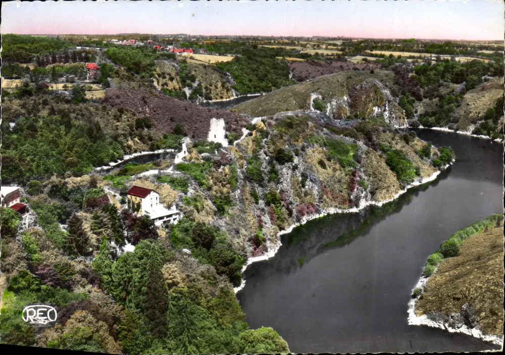 Die Ufer der Creuse — Ruinen von Crozaint — Luftbild — M. Rousseel, Paris - Vorderseite
