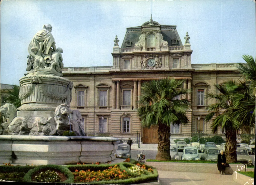 Fonte da Paz — Prefeitura de Montpellier — Editor: Cores e Luz da França - Frente