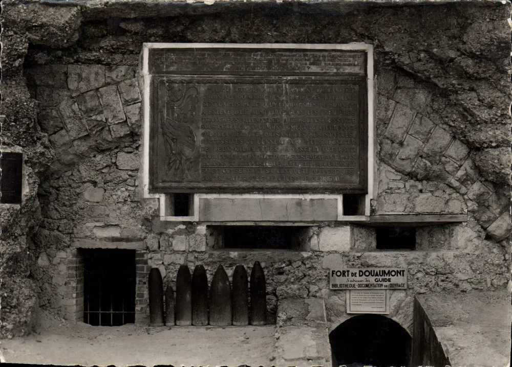 Fort de Douaumont — placa comemorativa — Édit. & LA GIOGNE (Marne) n°323 - Frente