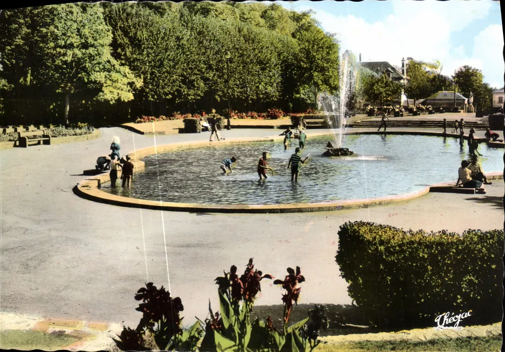 Fonte em um parque — Thésjac — Les Éditions Théo Jac - Frente