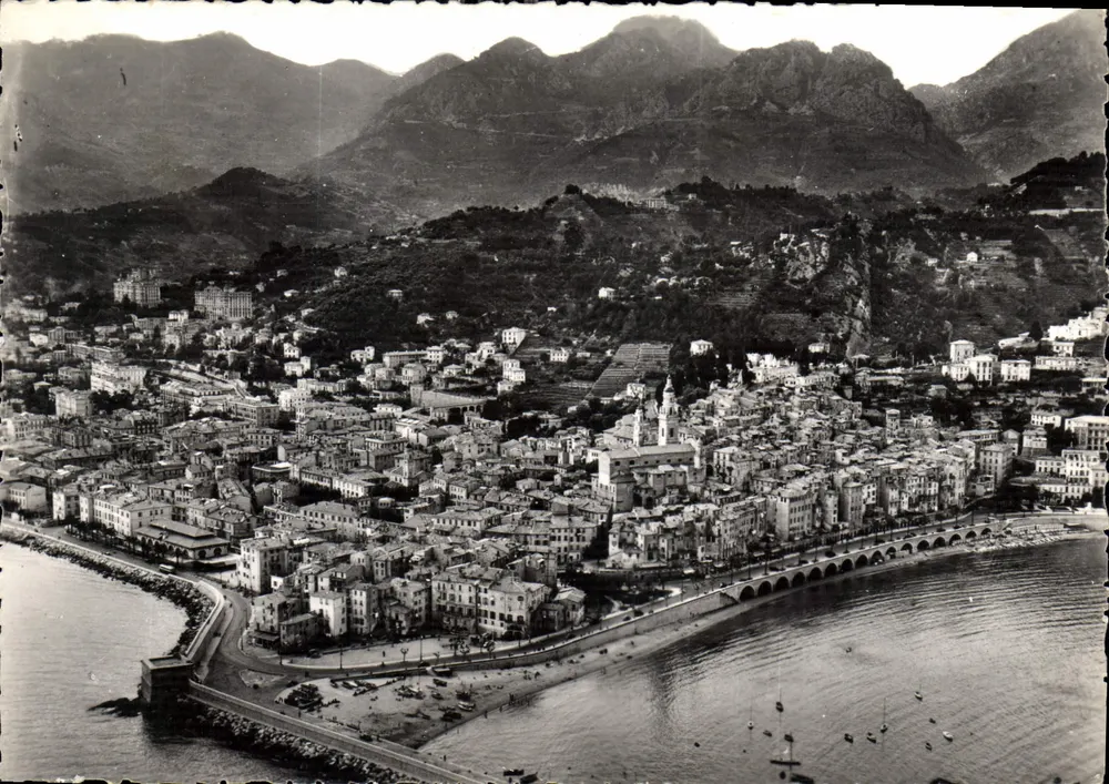 Menton — Luftpanorama der Stadt, umrahmt von einer Bergkette — Reproduktion verboten - Vorderseite