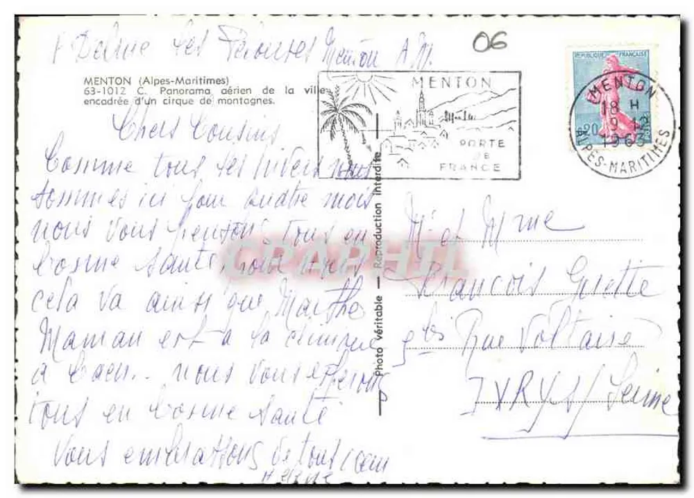 Menton — Luftpanorama der Stadt, umrahmt von einer Bergkette — Reproduktion verboten - Rückseite
