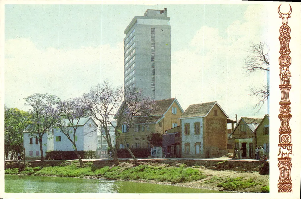 Tana — Widok rzeki z budynkami i tradycyjnym domem — Hilton et Maisons Traditionnelles, N° 68 - Awers