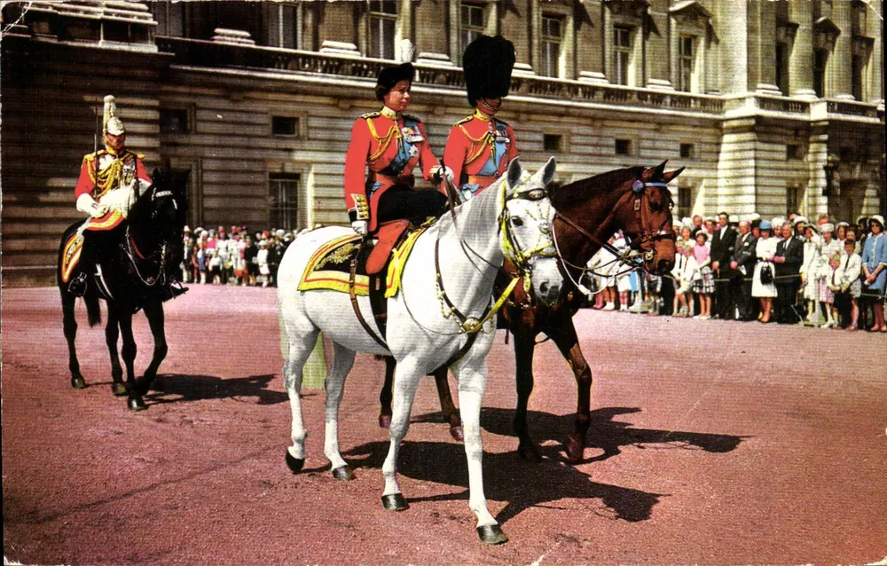 Die Königin und Prinz Philip zu Pferd — Hofprozession — Colourmaster International - Vorderseite
