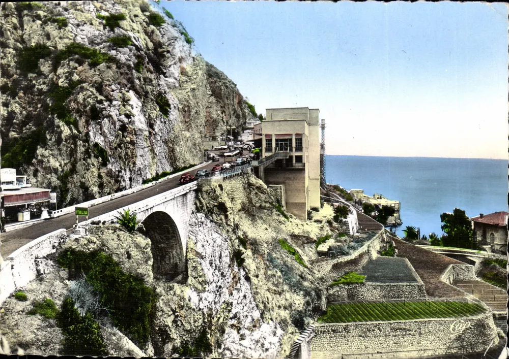 Ponte Saint-Louis — Menton — vista da estrada italiana — editor Real-Photo - Frente
