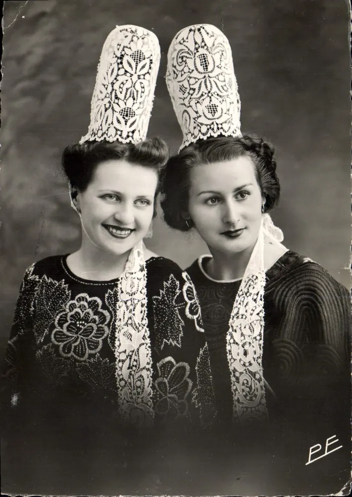 Deux femmes en costume traditionnel — Bigoudennes — éditeur POUILLOT & D'ANNO - Frente
