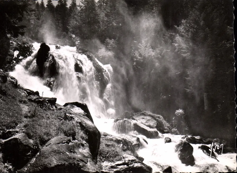 Cachoeira de Lutour — Arredores de CAUTIRETS (Altos-Pirineus) — Les Éditions d'Art, Paris - Frente