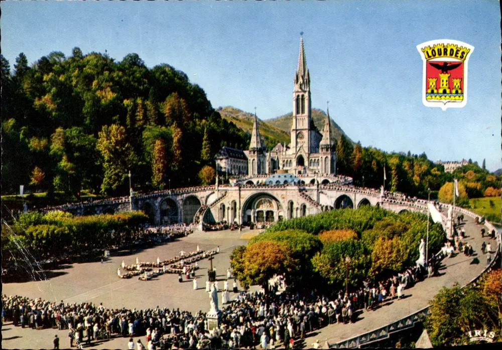 Lourdes — Basílica Nossa Senhora do Rosário e multidão — editor IRIS - Frente