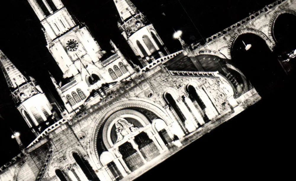 Lourdes - A Basílica Iluminada — edit. P. DOUCET, 8, Place P. Véritable photo do panorama - Frente