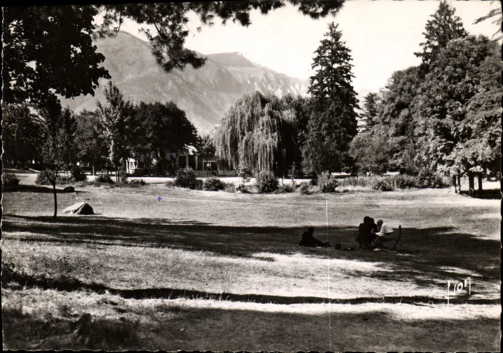 Argeles-Gazost (Hautes-Pyrénées) — O Parque — Edições de Arte, Paris - Frente