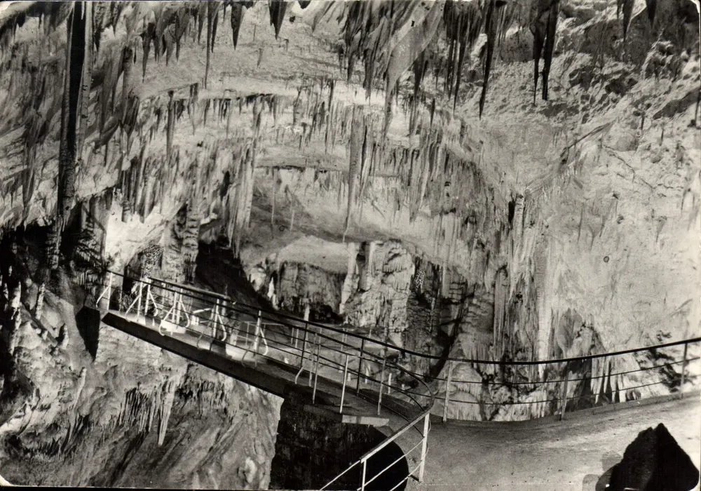 Postojner Höhle — Innenansicht mit Gehweg — Zaležnih „Postojnske jame“, Postojna - Vorderseite