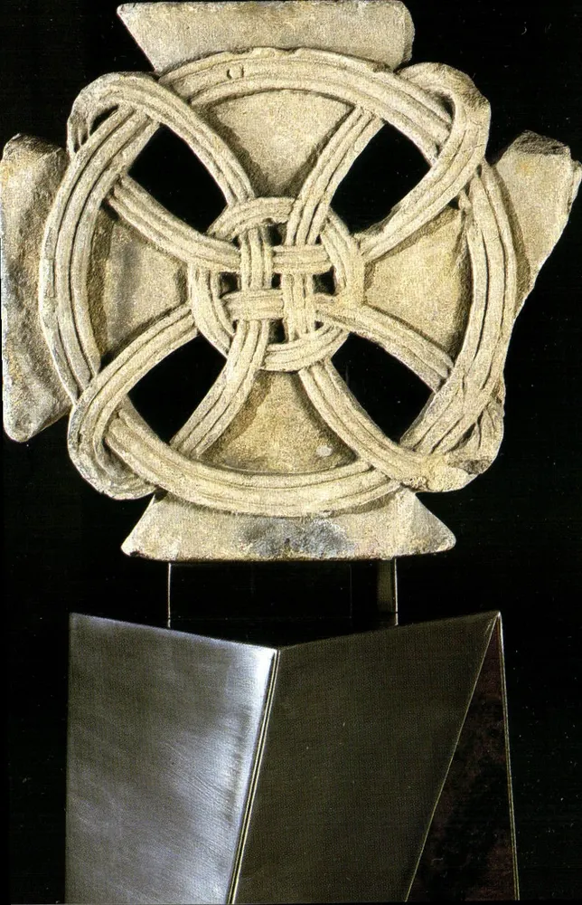 Cruz de pinnaculo romana — Abadia das Senhoras, Caen — Éditions GAUD - Frente