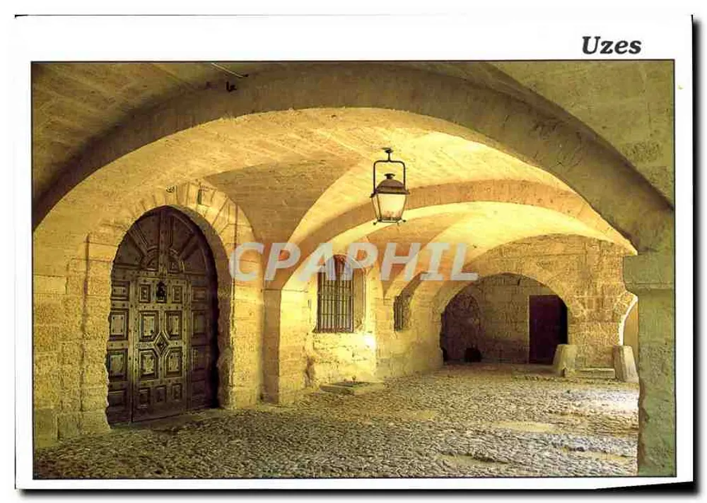 Uzes — corredor arqueado com porta de madeira - Frente