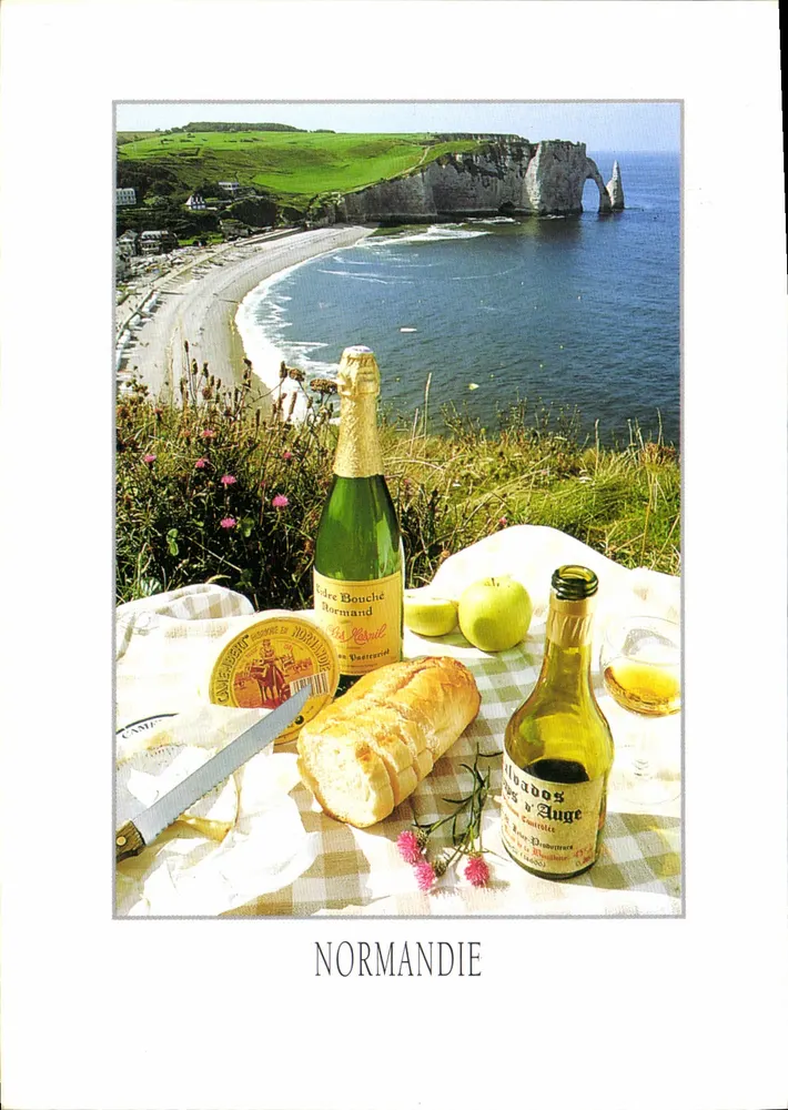 Die Klippen von Étretat — Strandblick mit lokalen Produkten — Éditions Combier - Vorderseite