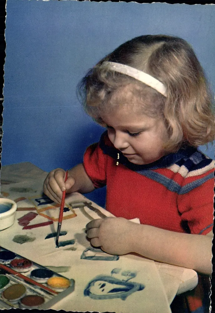Menina pequena penteando — editor desconhecido, número de série não visível - Frente