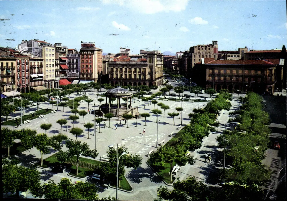 Plaza del Castillo y Arda, de Carlos III — vista aérea — Éditions Arribas, n° 48.920 XIII - Frente