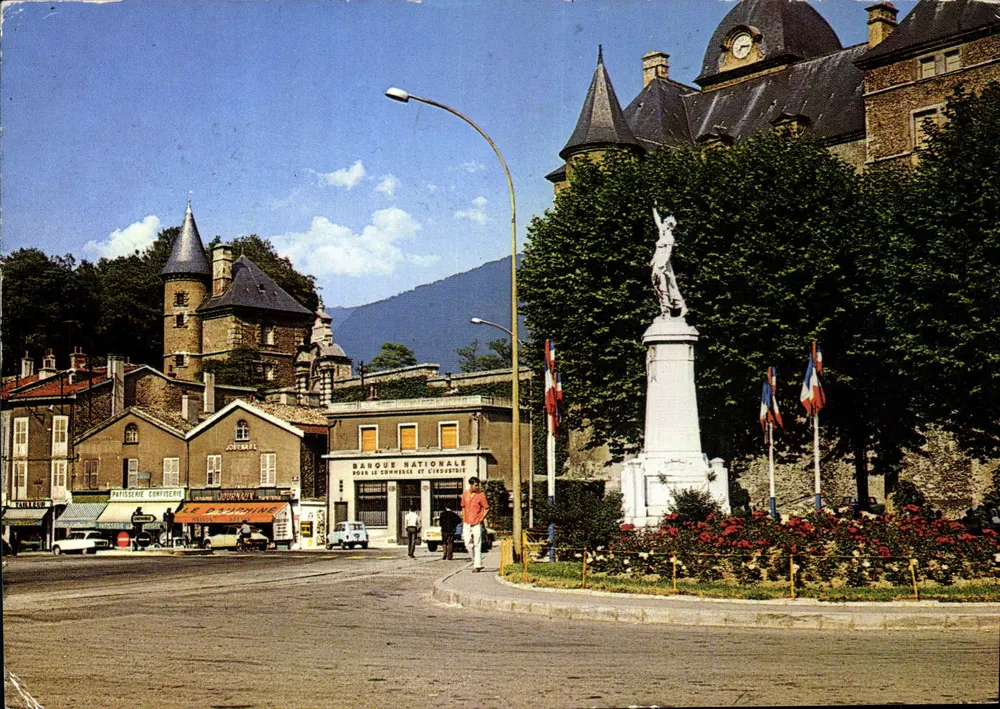 Vizille — Praça do Castelo com a Banca Nacional e o monumento aos mortos — Bilhete postal antigo da Série 'Les Petits Châteaux de France' - Frente